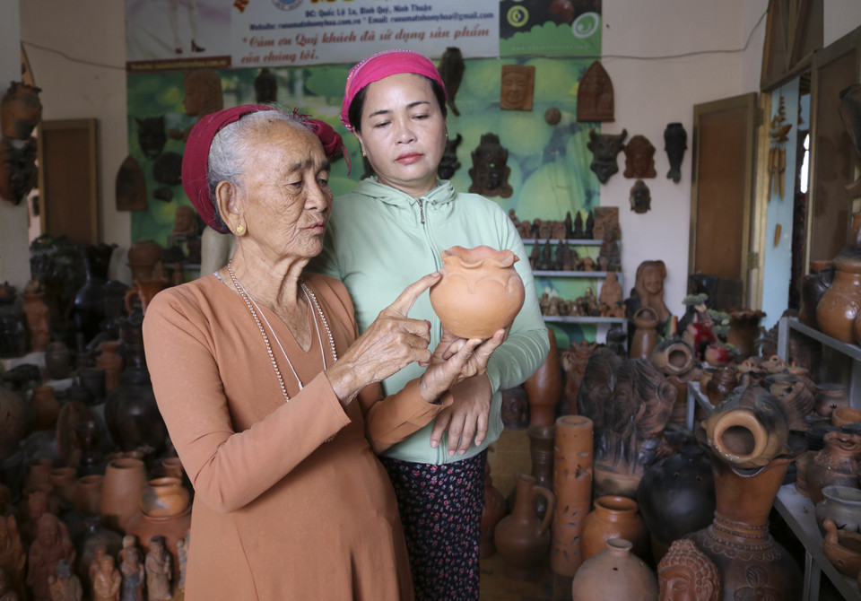 Gốm Chăm Bàu Trúc mang vẻ đẹp độc đáo thể hiện nét tài hoa từ bàn tay khéo léo của người phụ nữ. (Ảnh: Nguyễn Thành/TTXVN)