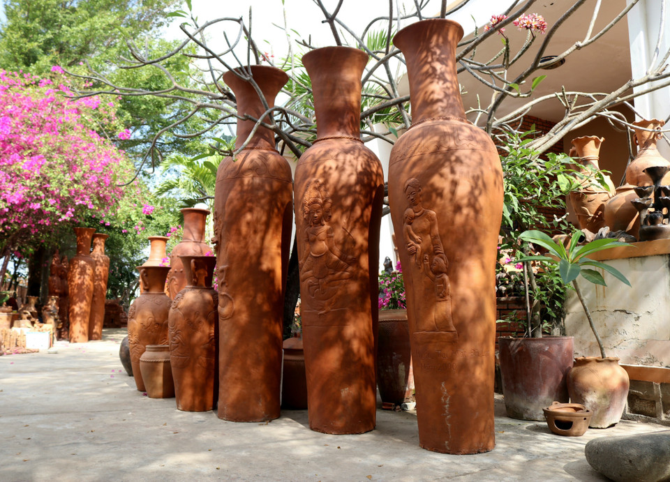 Sản phẩm gốm lục bình độc đáo của Hợp tác xã gốm Chăm Bàu Trúc (thị trấn Phước Dân, huyện Ninh Phước). (Ảnh: Nguyễn Thành/TTXVN)