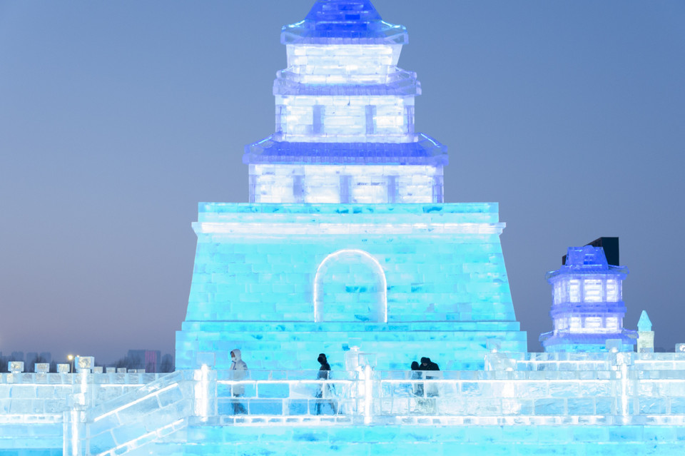 Thế giới băng tuyết muôn màu trong Lễ hội băng đăng 2021 ở thành phố Cáp Nhĩ Tân, Đông Bắc Trung Quốc ngày 4/1/2021. (Ảnh: THX/TTXVN)