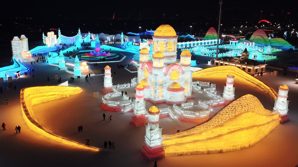 Thế giới băng tuyết muôn màu trong Lễ hội băng đăng 2021 ở thành phố Cáp Nhĩ Tân, Đông Bắc Trung Quốc ngày 4/1/2021. (Ảnh: THX/TTXVN)