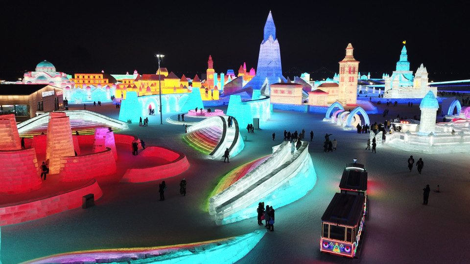 Thế giới băng tuyết muôn màu trong Lễ hội băng đăng 2021 ở thành phố Cáp Nhĩ Tân, Đông Bắc Trung Quốc ngày 4/1/2021. (Ảnh: THX/TTXVN)