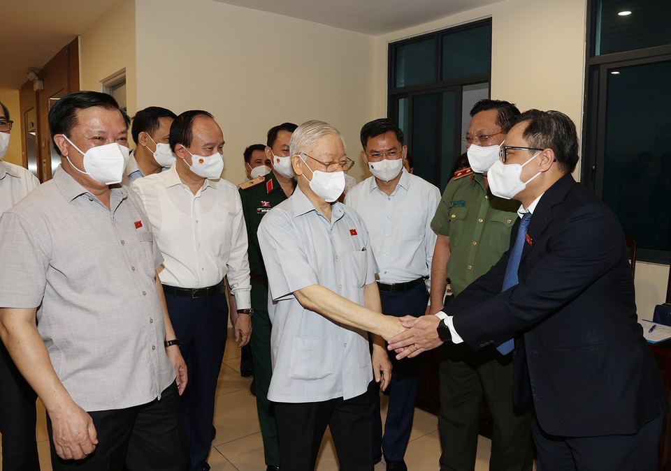 Tổng Bí thư Nguyễn Phú Trọng với cử tri và đại biểu tại quận Ba Đình. (Ảnh: Trí Dũng/TTXVN)