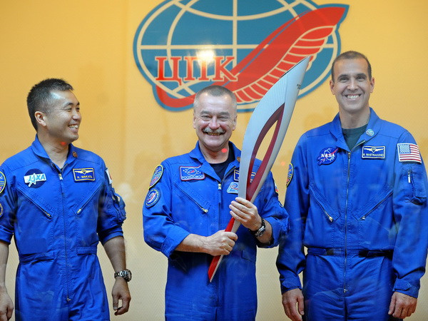 Ba nhà du hành vũ trụ chụp ảnh với ngọn đuốc Olympic Sochi 2014 trước khi chuyển lên ISS. (Nguồn: AFP/TTXVN)