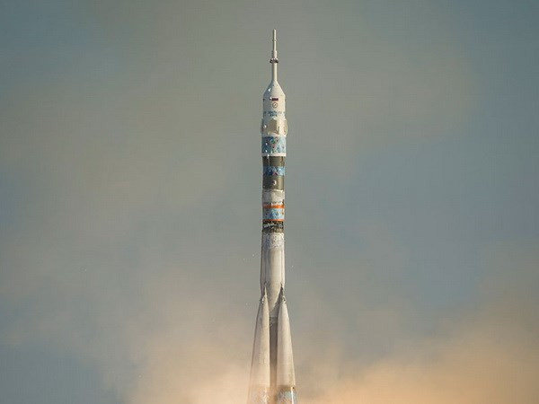 Hình ảnh tên lửa đưa tàu vũ trụ Soyuz TMA-11M mang theo ngọn đuốc Olympic lên quỹ đạo. (Nguồn: NASA) Ngày 7/11, tàu vũ trụ Soyuz TMA-11M mang theo đội bay quốc tế gồm 3 nhà du hành làKoichi Wakata (Nhật Bản), Mikhail Tyurin (người Nga) và Rick Mastracchio (Mỹ) đã được phóng lên quỹ đạo trong hành trình lên Trạm Vũ trụ Quốc tế (ISS). Các nhà du hành vũ trụ lần này còn mang theo ngọn đuốc Olympic Sochi-2014 (không thắp sáng) - biểu tượng chính của Đại hội thể thao thế giới mùa Đông 2014 lên ISS./.