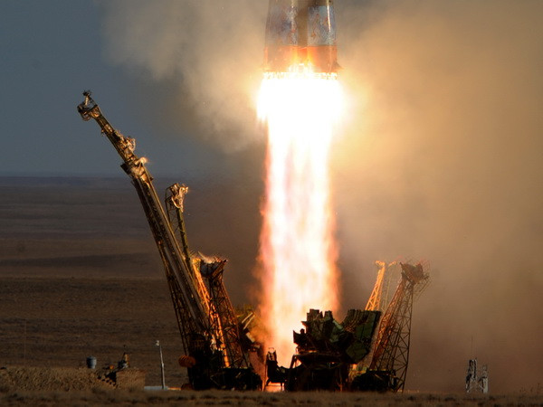 Tên lửa đẩy mang theo tầu vũ trụ Soyuz TMA-11M rời bệ phóng ở trung tâm vũ trụ Baikonur, Kazakhsta ngày 7/11. (Nguồn: AFP/TTXVN)