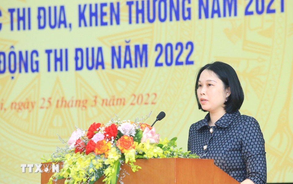 Phó chánh Văn phòng TTXVN Bùi Thị Hòa trình bày tham luận. (Ảnh: Tuấn Anh/TTXVN)