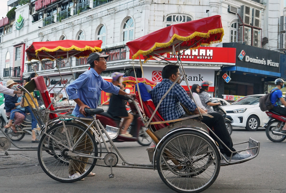 Tour xích lô phố cổ cũng là một trong những loại hình du lịch đặc trưng của Hà Nội. (Ảnh: Khánh Hòa/TTXVN)