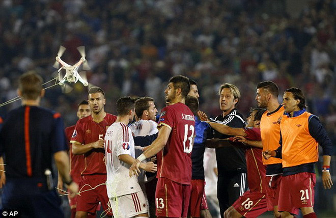 Cẩu thủ hai đội xảy ra cãi vã