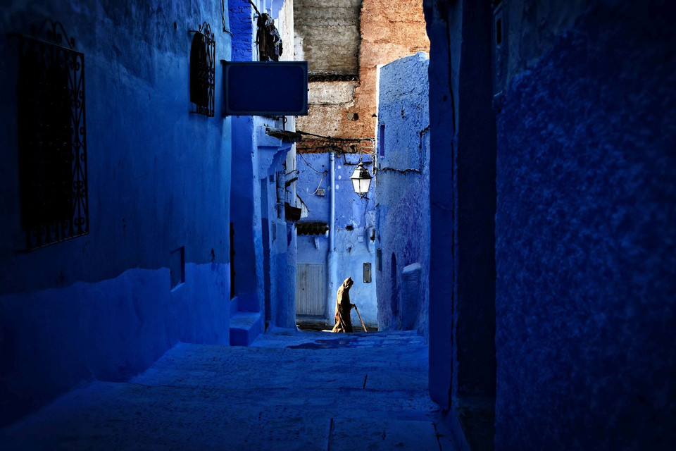 Những tòa nhà màu xanh lam ở thành phố Chefchaouen, tây bắc Maroc. (Nguồn: NatGeo)