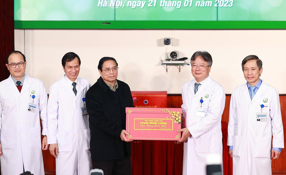 Thủ tướng Phạm Minh Chính tặng quà cho đại diện Bệnh viện Hữu nghị Việt Đức. (Ảnh: Dương Giang/TTXVN)