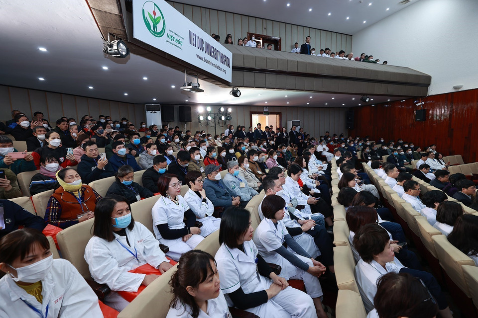  Bệnh nhân và người nhà bệnh nhân có hoàn cảnh khó khăn tham gia chương trình Tết yêu thương – Tết sẻ chia Xuân Quý Mão 2023 do Bệnh viện Hữu nghị Việt Đức tổ chức. (Ảnh: Dương Giang/TTXVN)