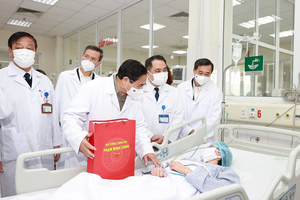 Thủ tướng Phạm Minh Chính thăm, chúc Tết bệnh nhân đang điều trị tại Bệnh viện Bệnh nhiệt đới Trung ương. (Ảnh: Dương Giang/TTXVN)