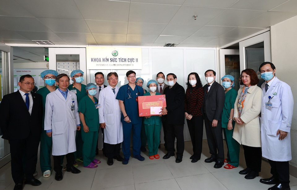 Thủ tướng Phạm Minh Chính tặng quà, động viên kíp trực Tết của Bệnh viện Hữu nghị Việt Đức. (Ảnh: Dương Giang/TTXVN)