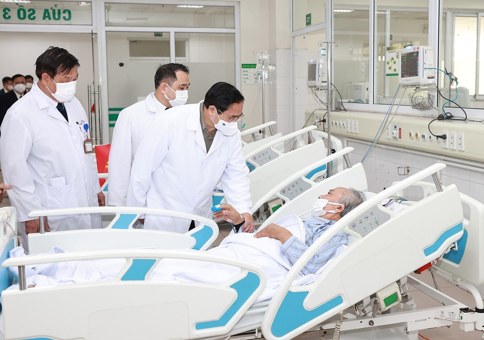 Thủ tướng Phạm Minh Chính thăm, chúc Tết bệnh nhân đang điều trị tại Bệnh viện Bệnh nhiệt đới Trung ương. (Ảnh: Dương Giang/TTXVN)
