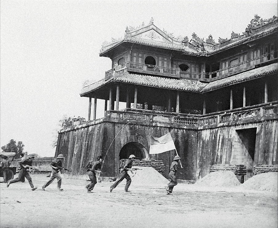 Quân giải phóng tiến vào Đại nội Huế (26/3/1975). (Ảnh: Lâm Hồng Long/TTXVN)