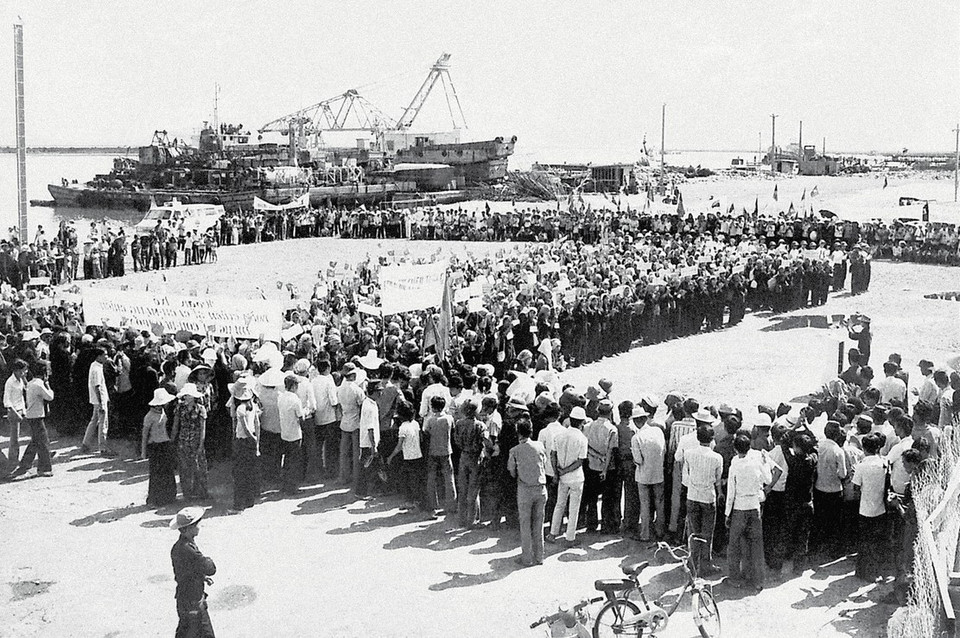 Đón chào cán bộ, chiến sỹ bị Mỹ-ngụy giam cầm ở Côn Đảo trở về đất liền sau ngày giải phóng (5/1975). (Ảnh: Vũ Tạo/TTXVN)