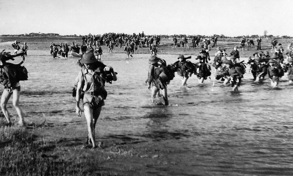 Bộ đội vượt sông tiến về giải phóng Cần Thơ (30/4/1975). (Ảnh: Minh Trường/TTXVN)