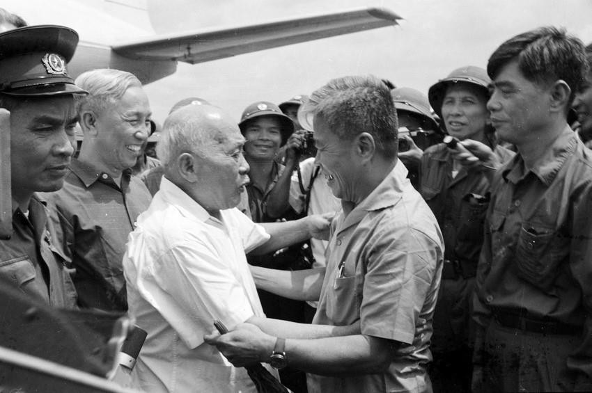 Sáng 13/5/1975, các đồng chí lãnh đạo Trung ương Cục và quân, dân miền Nam ra sân bay Tân Sơn Nhất đón Chủ tịch Tôn Đức Thắng dẫn đầu Đoàn đại biểu BCHTƯ Đảng Lao động Việt Nam, Chính phủ Việt Nam Dân chủ cộng hòa và Mặt trận Tổ quốc Việt Nam vào dự Lễ mừng chiến thắng tại thành phố Sài Gòn. (Ảnh: Văn Bảo/TTXVN)
