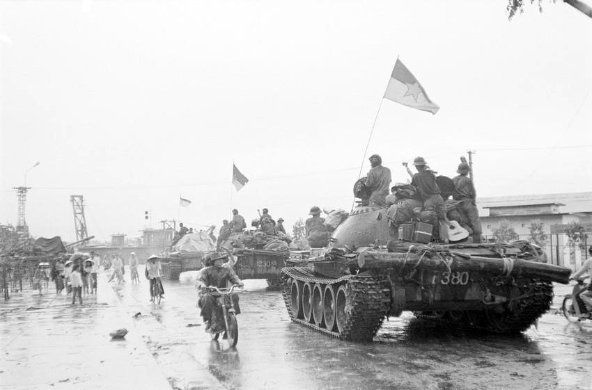 Xe tăng Lữ đoàn 203, Sư đoàn 304, Quân đoàn 2 tiến vào giải phóng Đà Nẵng (29/3/1975). (Ảnh: Hoàng Giang/TTXVN)