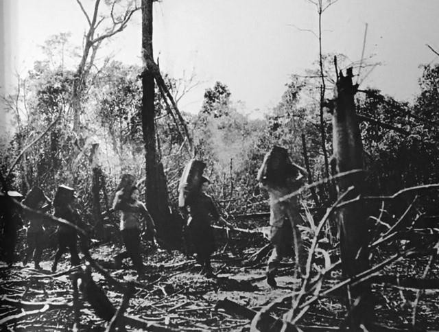 Đại đội thanh niên xung phong mặt trận Đường 9 vận tải đạn dược, khí tài (1970). (Ảnh: Lương Nghĩa Dũng/TTXVN)