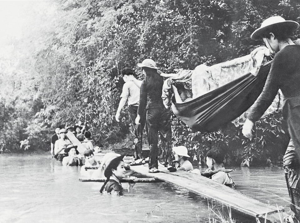 Bức ảnh ''Cầu người'' của tác giả Phạm Văn Thính (TTXVN) ghi lại hình ảnh sinh động các chiến sỹ Giải phóng trong Cuộc tổng tiến công và nổi dậy Xuân Mậu Thân 1968.