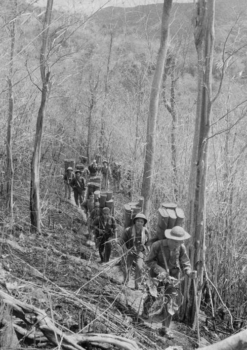 Bằng mọi phương tiện thô sơ, các chiến sĩ vận tải Tây Nguyên vận chuyển hàng ngàn tấn hàng hóa phục vụ chiến dịch. (Ảnh: Thanh Tụng/TTXVN)