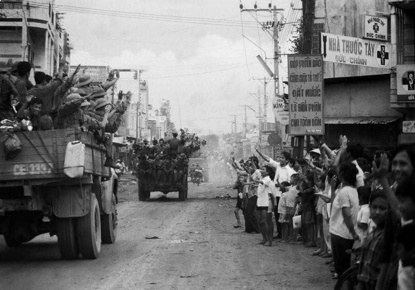 Nhân dân thành phố Biên Hòa đổ ra đường chào đón các chiến sĩ giải phóng. (Ảnh: Lâm Hồng Long/TTXVN)