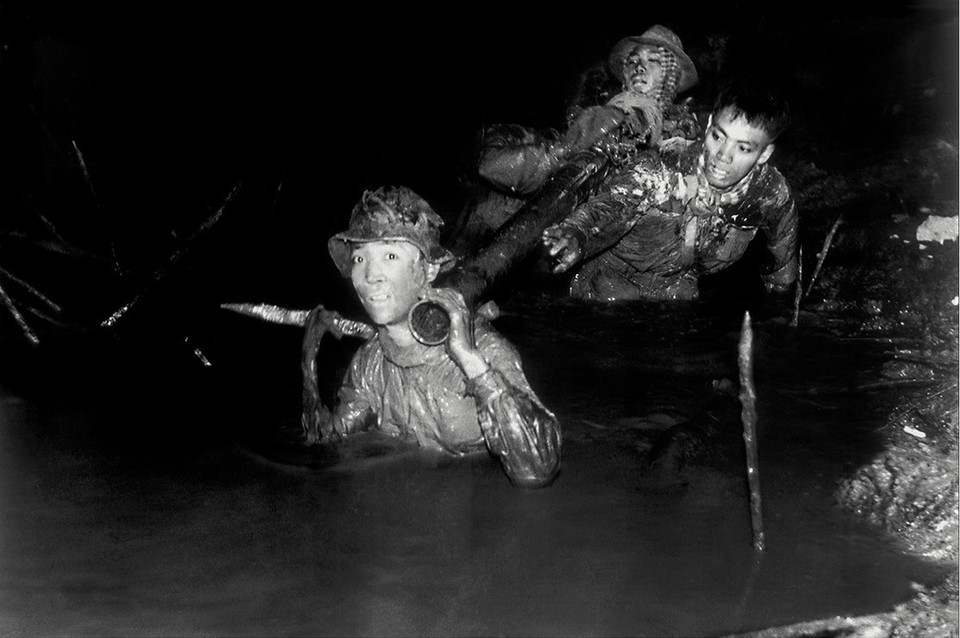 Du kích Cà Mau kéo pháo để tấn công cứ điểm Cái Keo-Cà Mau của tác giả Trần Bỉnh Khuôl (TTXVN) được nhận Giải thưởng Nhà nước năm 2007.