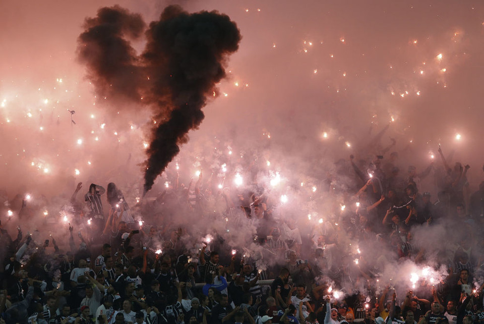 Người hâm mộ đội Corinthians của Brazlil đốt pháo sáng trong trận gặp đội Nacional của Uruguay trong khuôn khổ Copa Libertadores tại Sao Paulo, Brazil, ngày 4/5. (Nguồn: sputniknews.com)