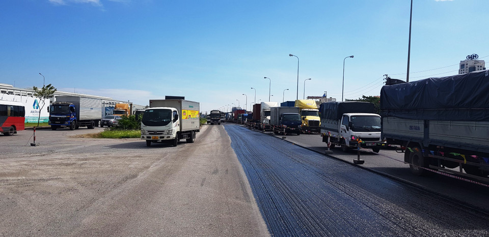 Nhà thầu sẽ thảm 2 lớp bêtông nhựa (độ dày 20cm) trong đó có nhựa polymer kháng hằn lún vệt bánh xe. (Ảnh: Việt Hùng/Vietnam+)