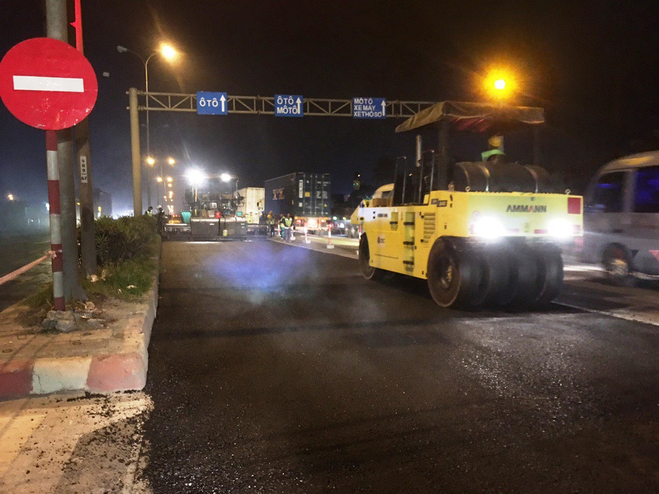 Thời gian thi công được tính toán và bố trí vào lúc thấp điểm để tránh ùn tắc, đảm bảo giải pháp tối ưu thi công. (Ảnh: Việt Hùng/Vietnam+)
