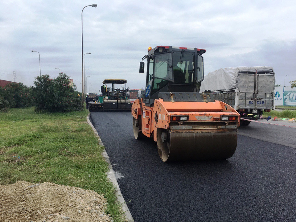 Nhà thầu được chọn thi công đã trải qua các tiêu chí khắt khe mới trúng thầu. Do vậy, những đơn vị thi công cam kết bảo hành chất lượng dự án trong 5 năm. (Ảnh: Việt Hùng/Vietnam+)