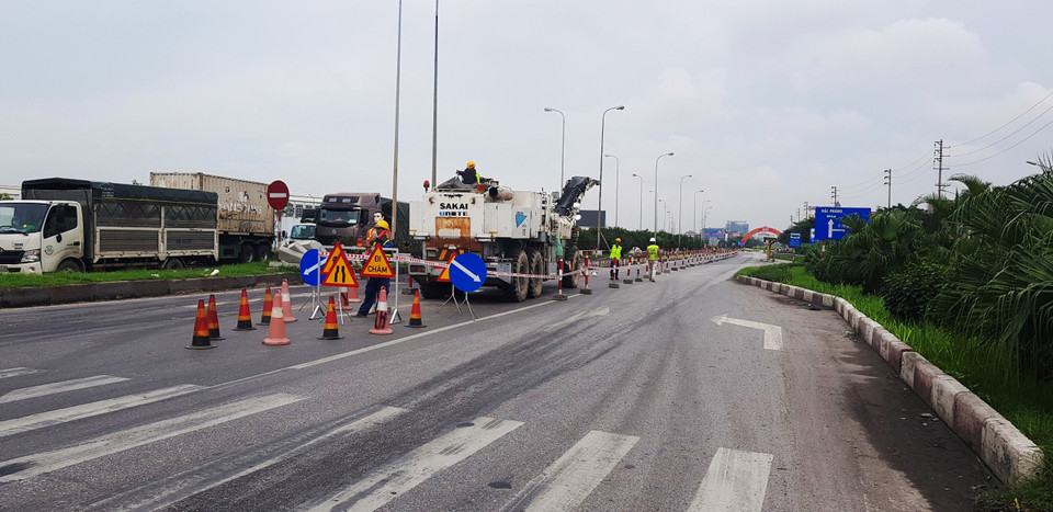 Đơn vị thi công đã cào 5cm hư hỏng nền đường. (Ảnh: Việt Hùng/Vietnam+)