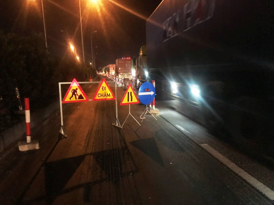 Khó khăn nhất của dự án chính là việc vừa thi công, vừa đảm bảo an toàn giao thông. (Ảnh: Việt Hùng/Vietnam+)