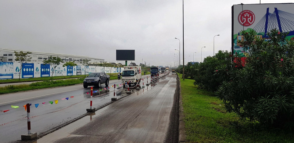 Quốc lộ 5 nối Hải Phòng với Hà Nội đã được nâng cấp và khai thác được trên 20 năm nhưng chưa được đại tu nên đã hư hỏng. (Ảnh: Việt Hùng/Vietnam+)