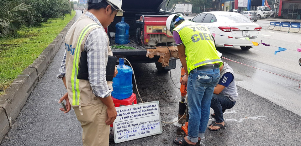 Khoan lấy mẫu để đánh giá chất lượng bêtộng nhựa sau khi thảm xong mặt đường. (Ảnh: Việt Hùng/Vietnam+)