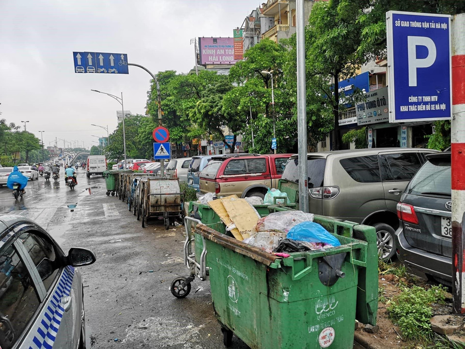 Sáng 4/7, rác sinh hoạt bắt đầu có hiện tượng ùn ứ trên tuyến phố Trần Khát Chân. (Ảnh: Thanh Tùng/TTXVN)