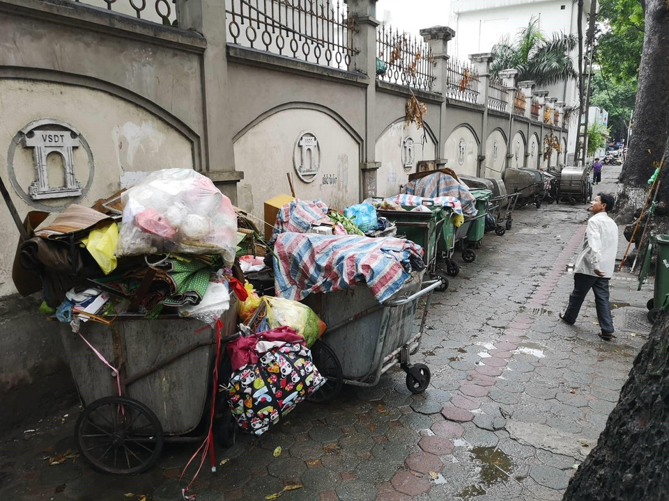 Sáng 4/7, rác sinh hoạt xếp hàng dài trên phố Lò Đúc. (Ảnh: Thanh Tùng/TTXVN)