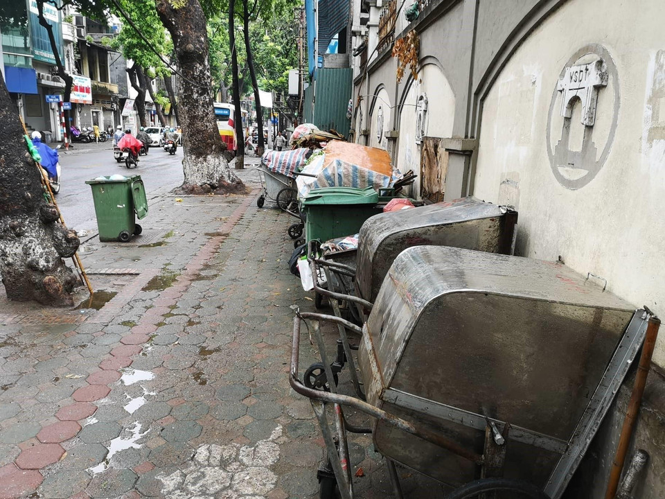 Sáng 4/7, rác sinh hoạt xếp hàng dài trên phố Lò Đúc. (Ảnh: Thanh Tùng/TTXVN)