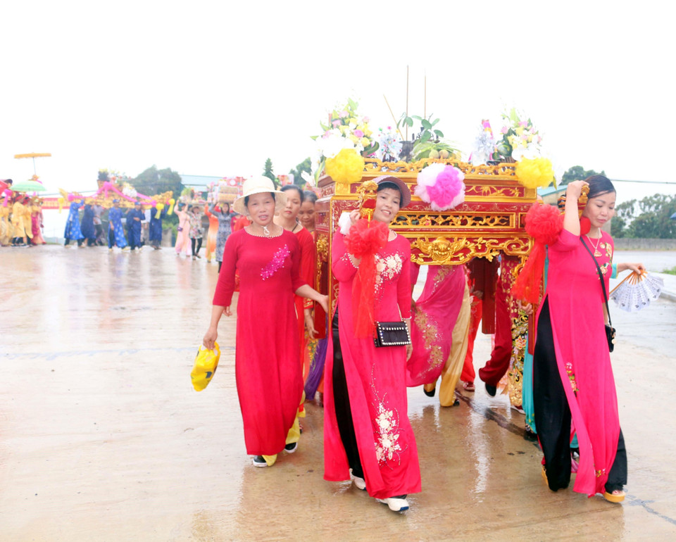 Lễ Rước nước từ Sông Hồng vào đền theo tục thờ Thủy thần. (Ảnh: Đại Nghĩa/TTXVN)