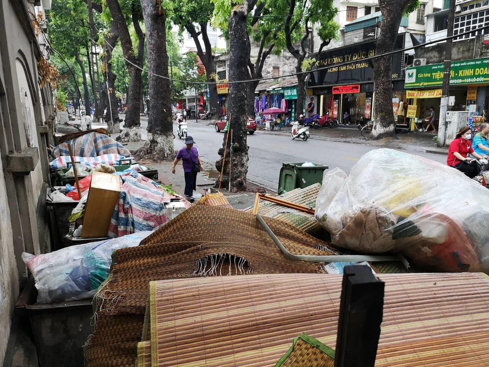 Sáng 4/7, rác sinh hoạt xếp hàng dài trên phố Lò Đúc. (Ảnh: Thanh Tùng/TTXVN)