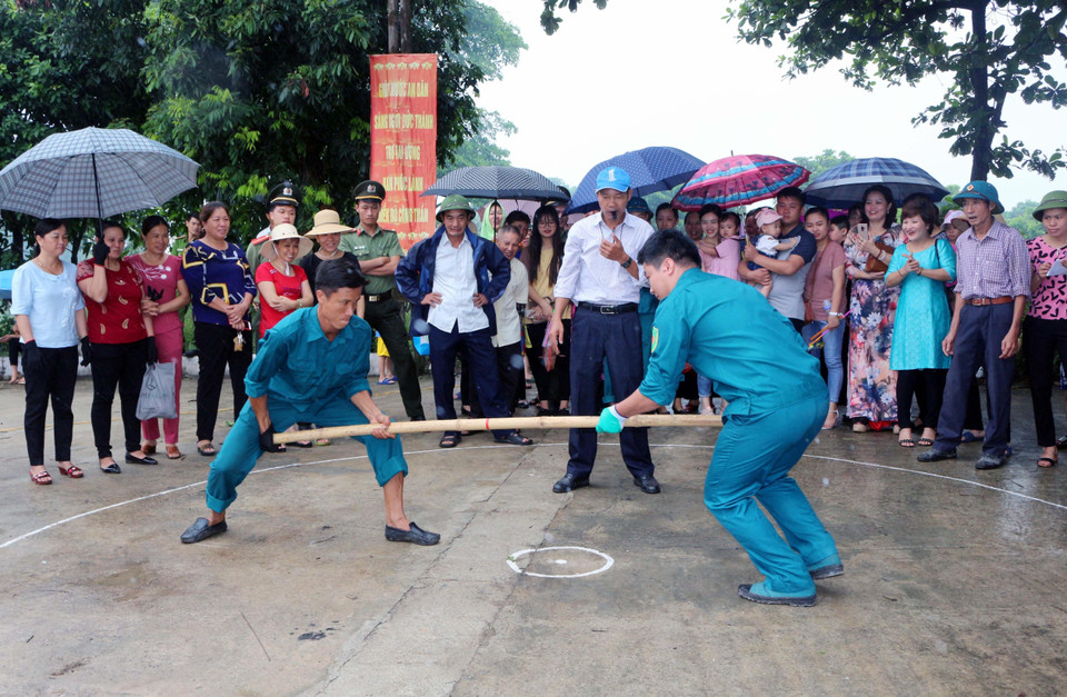 Các trò chơi dân gian thi đánh gậy tại lễ hội. (Ảnh: Đại Nghĩa/TTXVN)