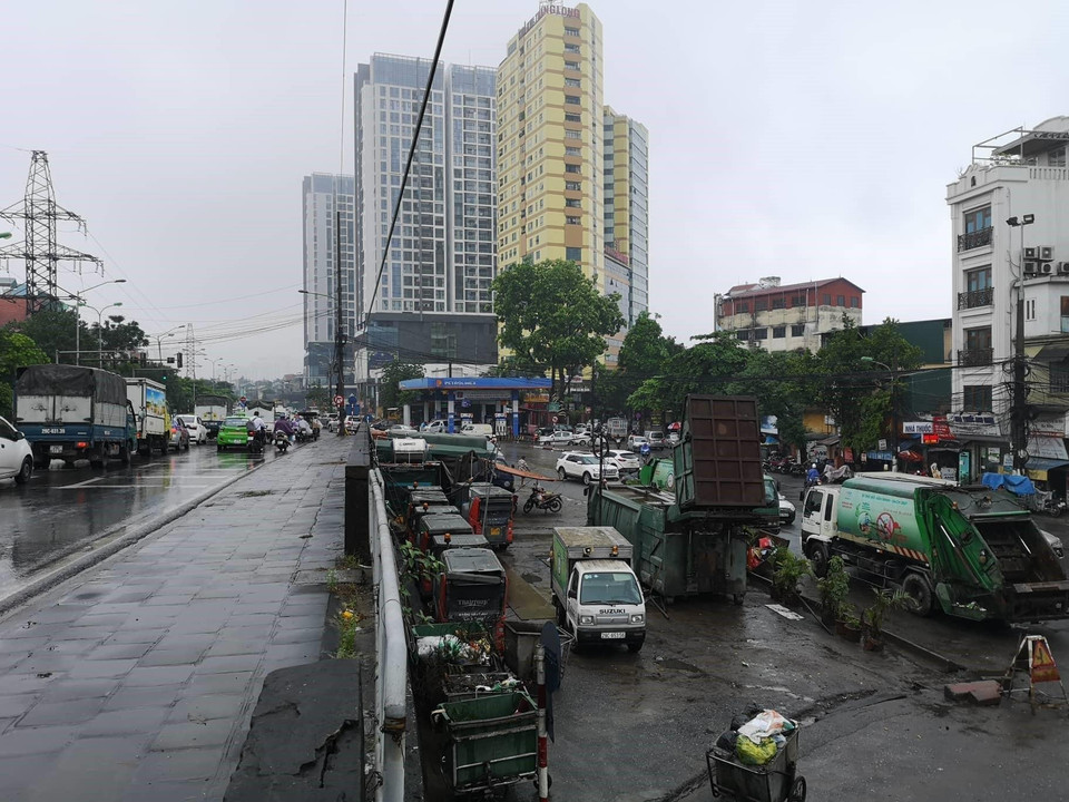 Các phương tiện tập trung tại khu vực đê Nguyễn Khoái của đơn vị phục vụ môi trường quận Hai Bà Trưng. (Ảnh: Thanh Tùng/TTXVN)
