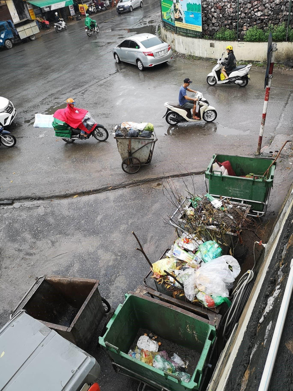 Rác có hiện tượng ùn ứ tại khu vực đê Nguyễn Khoái. (Ảnh: Thanh Tùng/TTXVN)