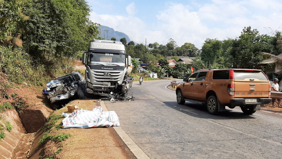 Hiện trường vụ tai nạn giao thông làm 1 người tử vong, 4 người bị thương xảy ra ngày 8/2/2021 tại khúc cua thuộc Km220 trên Quốc lộ 6 đoạn qua huyện Yên Châu, tỉnh Sơn La. (Ảnh: Hữu Quyết/TTXVN)
