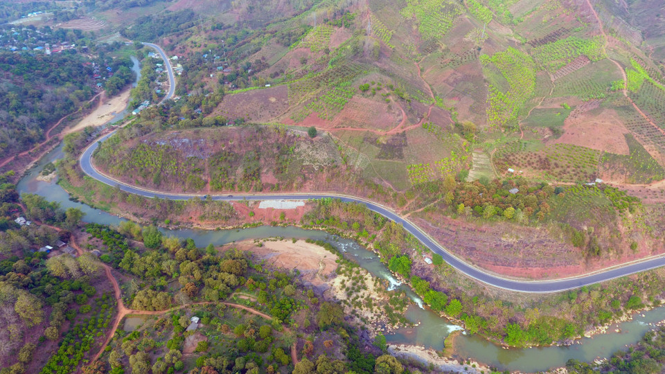 Quốc lộ 6 đoạn qua huyện Yên Châu, tỉnh Sơn La quanh co, nhiều khúc cua gắt. (Ảnh: Hữu Quyết/TTXVN)