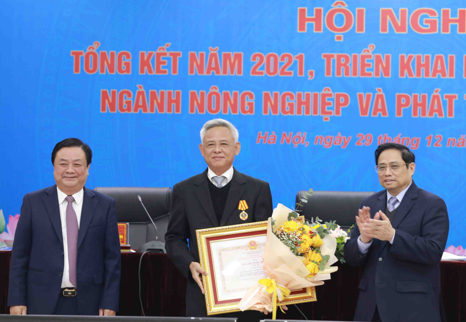 Thủ tướng Chính phủ Phạm Minh Chính trao tặng Huân chương Độc lập hạng Ba cho Nguyên Thứ trưởng Bộ Nông nghiệp và Phát triển nông thôn Hà Công Tuấn. (Ảnh: Vũ Sinh/TTXVN)
