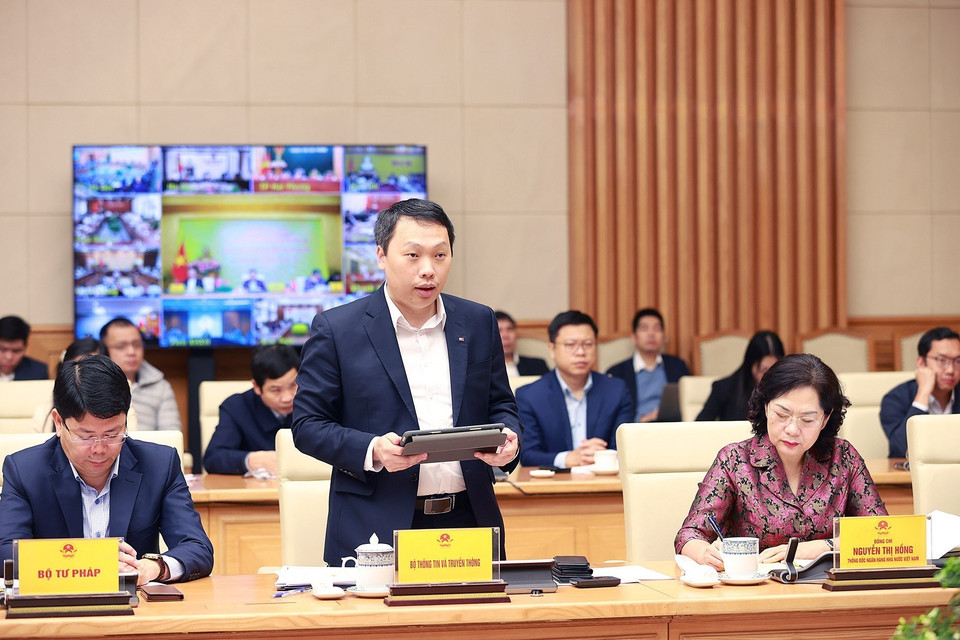Thứ trưởng Bộ Thông tin và Truyền thông Nguyễn Huy Dũng báo cáo công tác triển khai Đề án 06. (Ảnh: Dương Giang/TTXVN)