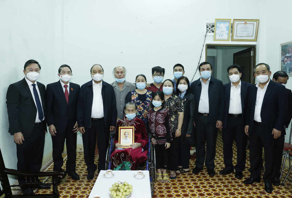 Chủ tịch nước Nguyễn Xuân Phúc thăm và quà cho Mẹ Việt Nam Anh hùng Nguyễn Thị Cang. (Ảnh: Thống Nhất/TTXVN)