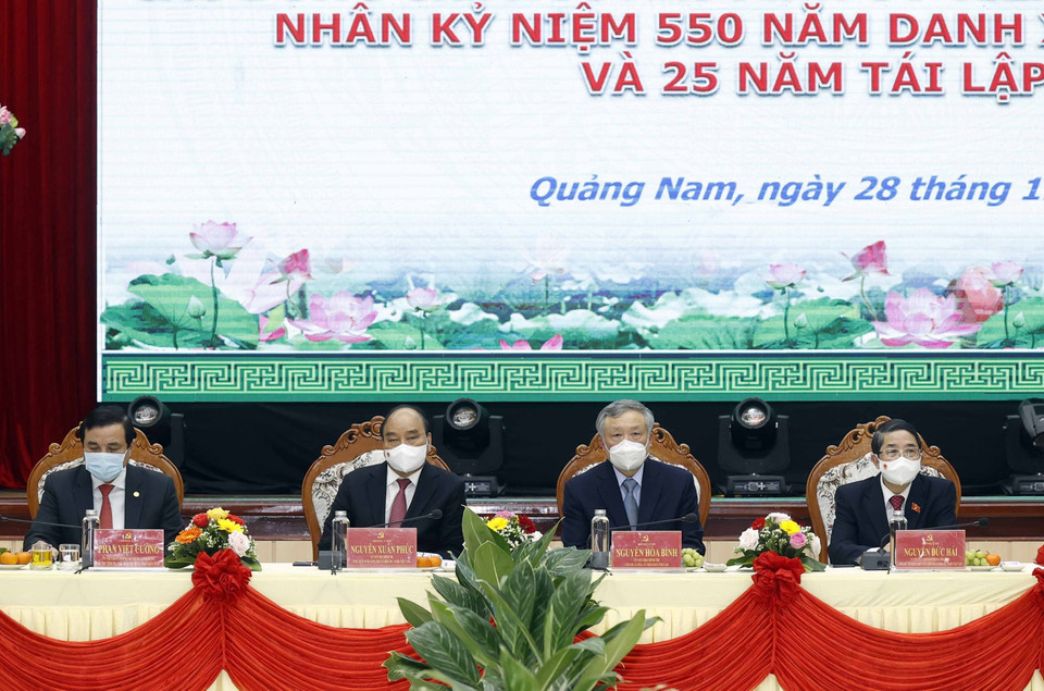 Chủ tịch nước Nguyễn Xuân Phúc cùng các lãnh đạo Đảng, Nhà nước dự buổi mặt. (Ảnh: Thống Nhất/TTXVN)